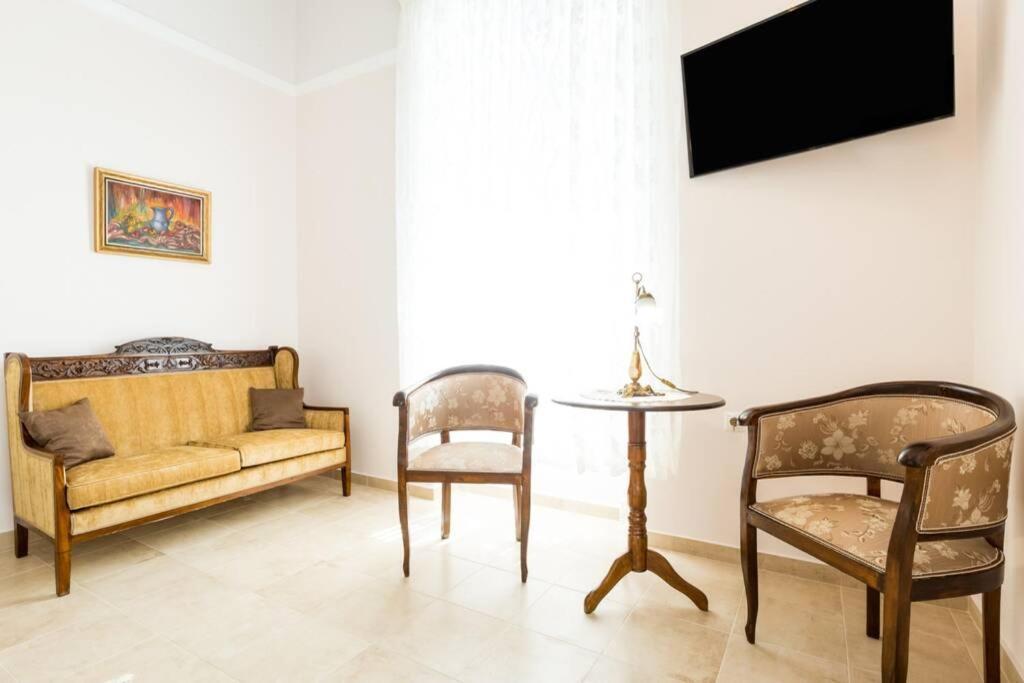 Neoclassical Flat With 2 Bedrooms In Piraeus Exterior photo