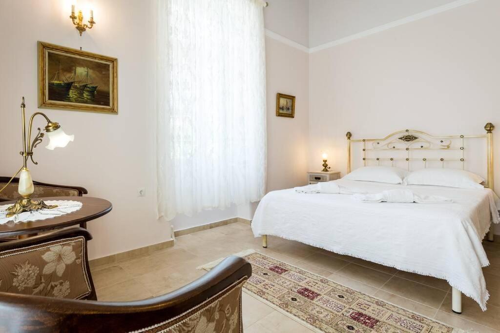 Neoclassical Flat With 2 Bedrooms In Piraeus Exterior photo