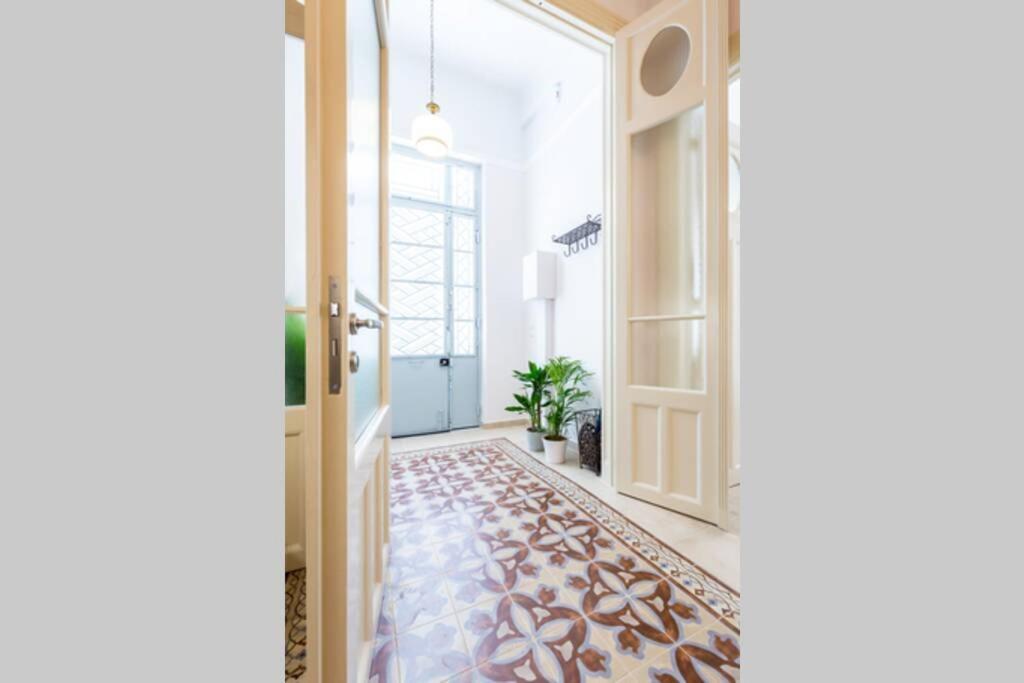 Neoclassical Flat With 2 Bedrooms In Piraeus Exterior photo