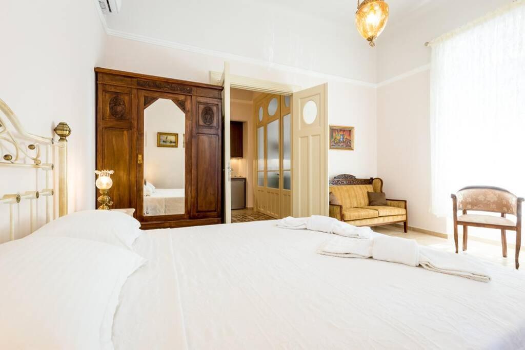 Neoclassical Flat With 2 Bedrooms In Piraeus Exterior photo