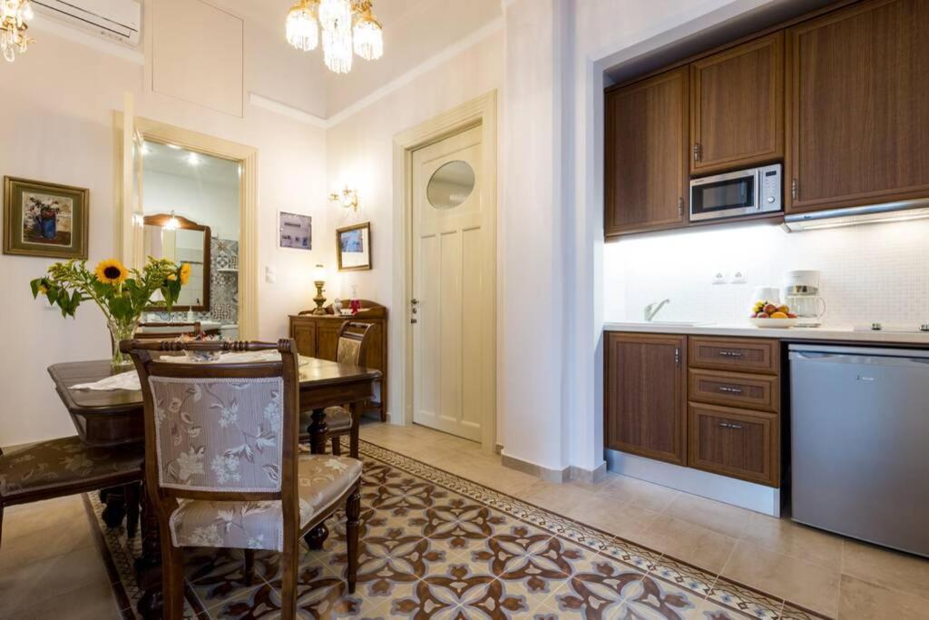 Neoclassical Flat With 2 Bedrooms In Piraeus Exterior photo